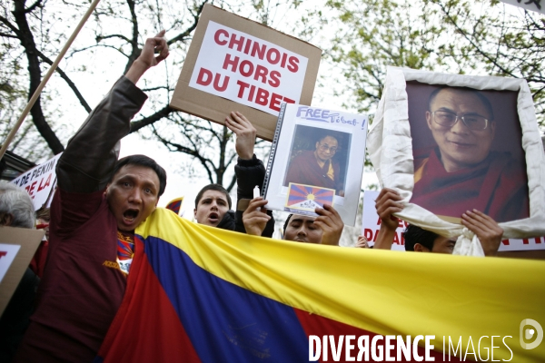 Manifestation devant l ambassade de chine contre la repression chinoise faite au tibet.