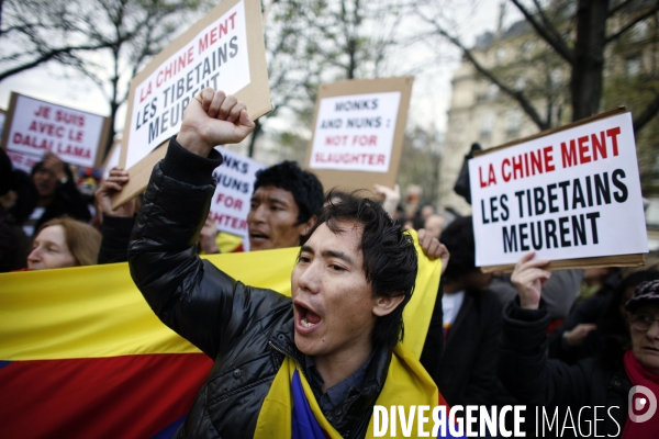 Manifestation devant l ambassade de chine contre la repression chinoise faite au tibet.