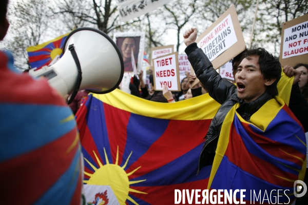 Manifestation devant l ambassade de chine contre la repression chinoise faite au tibet.