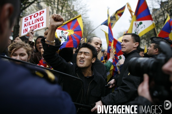 Manifestation devant l ambassade de chine contre la repression chinoise faite au tibet.