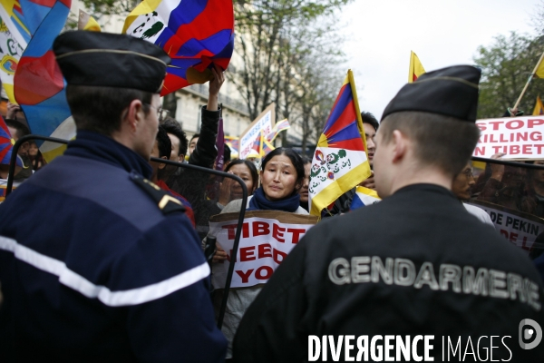 Manifestation devant l ambassade de chine contre la repression chinoise faite au tibet.