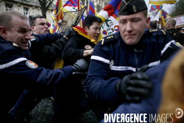 Manifestation devant l ambassade de chine contre la repression chinoise faite au tibet.