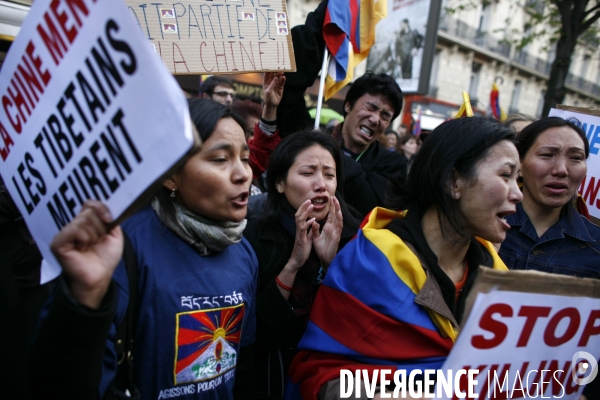 Manifestation devant l ambassade de chine contre la repression chinoise faite au tibet.