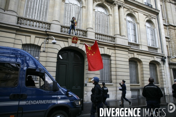 Manifestation devant l ambassade de chine contre la repression chinoise faite au tibet.