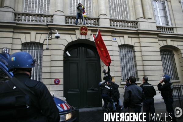 Manifestation devant l ambassade de chine contre la repression chinoise faite au tibet.