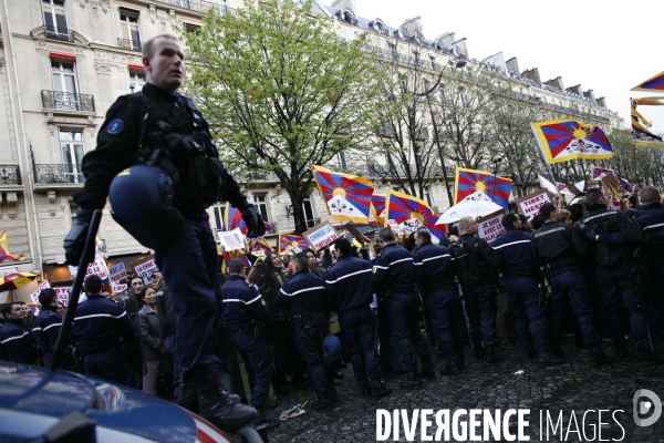 Manifestation devant l ambassade de chine contre la repression chinoise faite au tibet.