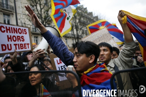 Manifestation devant l ambassade de chine contre la repression chinoise faite au tibet.