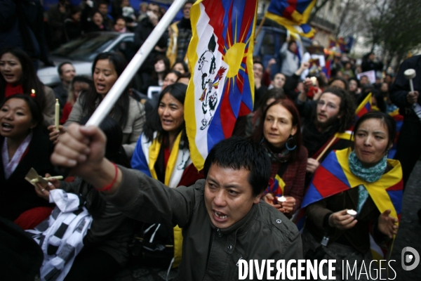 Manifestation devant l ambassade de chine contre la repression chinoise faite au tibet.