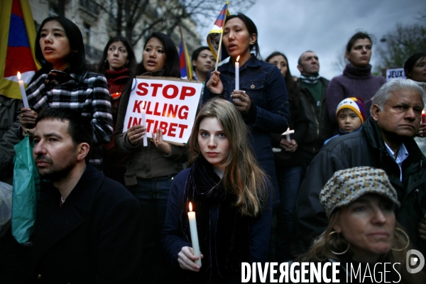 Manifestation devant l ambassade de chine contre la repression chinoise faite au tibet.