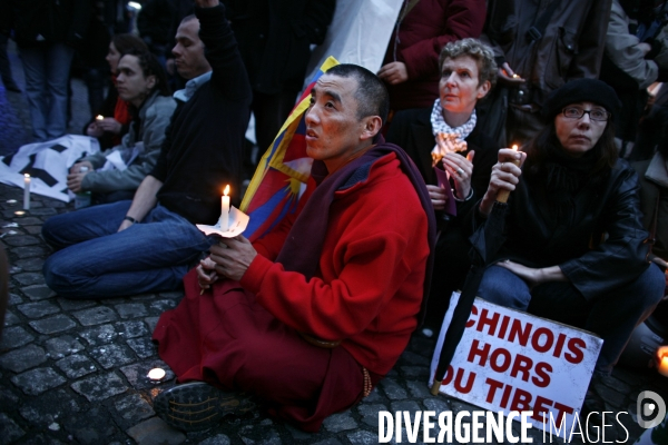 Manifestation devant l ambassade de chine contre la repression chinoise faite au tibet.