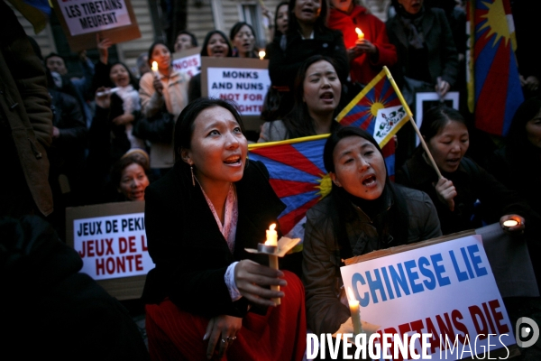Manifestation devant l ambassade de chine contre la repression chinoise faite au tibet.