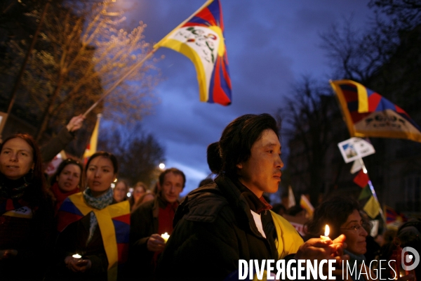 Manifestation devant l ambassade de chine contre la repression chinoise faite au tibet.