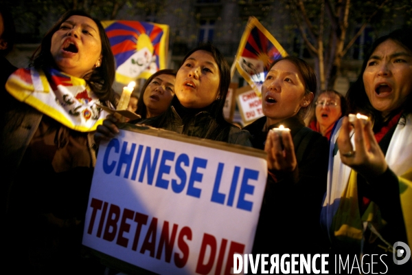 Manifestation devant l ambassade de chine contre la repression chinoise faite au tibet.
