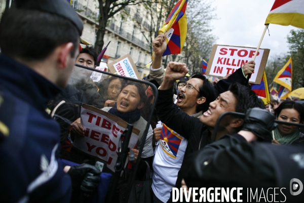 Manifestation devant l ambassade de chine contre la repression chinoise faite au tibet.