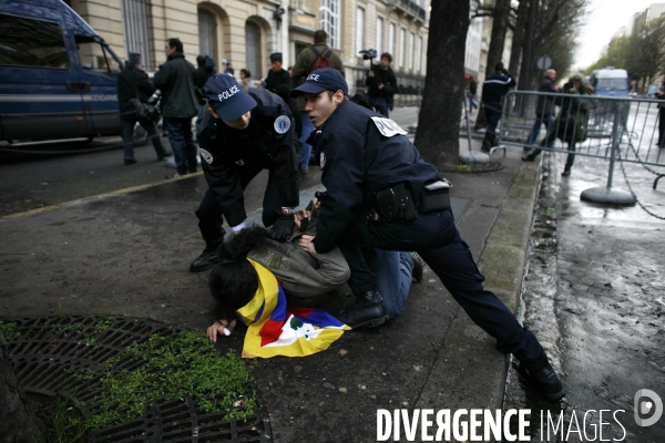 Manifestation devant l ambassade de chine contre la repression chinoise faite au tibet.