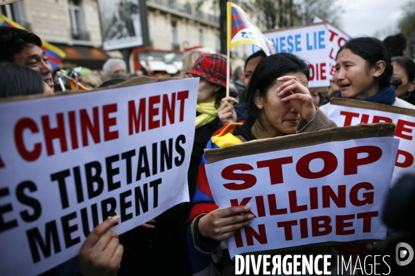 Manifestation devant l ambassade de chine contre la repression chinoise faite au tibet.