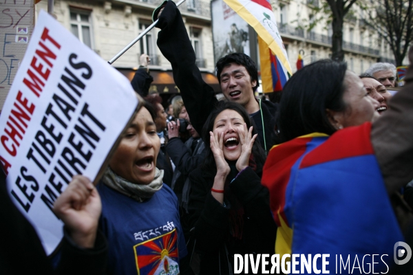 Manifestation devant l ambassade de chine contre la repression chinoise faite au tibet.