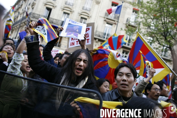 Manifestation devant l ambassade de chine contre la repression chinoise faite au tibet.
