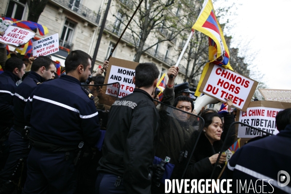 Manifestation devant l ambassade de chine contre la repression chinoise faite au tibet.