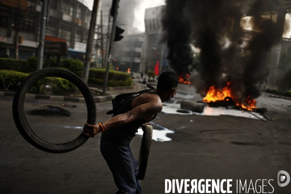 Affrontement des partisants des chemises rouges, qui reclament la demission du gouvernement depuis plus de 2 mois, et les forces militaires thailandaises.