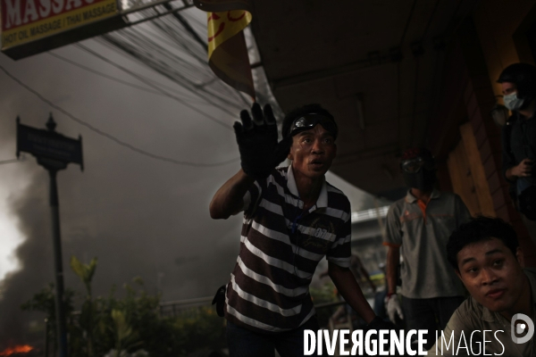Affrontement des partisants des chemises rouges, qui reclament la demission du gouvernement depuis plus de 2 mois, et les forces militaires thailandaises.