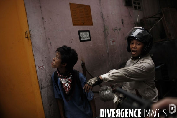 Affrontement des partisants des chemises rouges, qui reclament la demission du gouvernement depuis plus de 2 mois, et les forces militaires thailandaises.