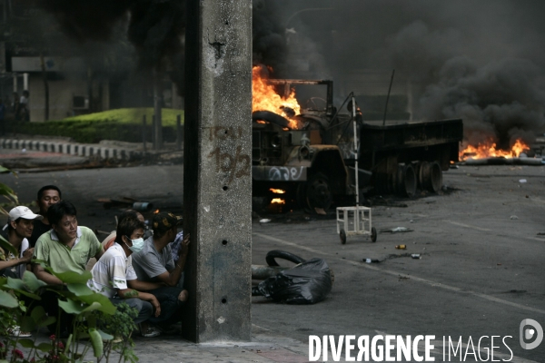 Affrontement des partisants des chemises rouges, qui reclament la demission du gouvernement depuis plus de 2 mois, et les forces militaires thailandaises.