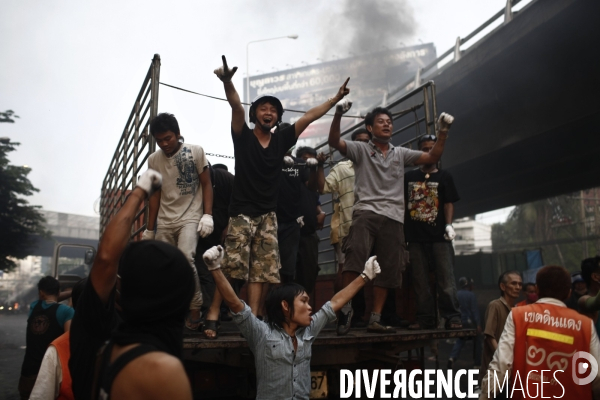 Affrontement des partisants des chemises rouges, qui reclament la demission du gouvernement depuis plus de 2 mois, et les forces militaires thailandaises.