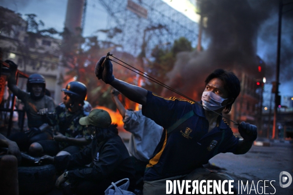 Affrontement entre les partisants des chemises rouges, qui reclament la demission du gouvernement depuis plus de 2 mois, et les forces militaires thailandaises.