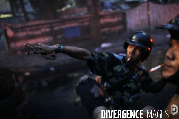Affrontement des partisants des chemises rouges, qui reclament la demission du gouvernement depuis plus de 2 mois, et les forces militaires thailandaises.