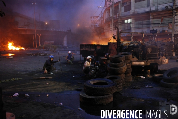 Affrontement des partisants des chemises rouges, qui reclament la demission du gouvernement depuis plus de 2 mois, et les forces militaires thailandaises.