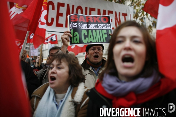 Rassemblement des salaries de la camif devant le ministerede l economie suite a l annonce de leur liquidation judiciaire.