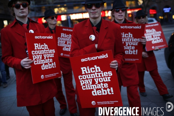 Manifestation dans les rues de copenhague du groupe climate debt agents pour appeler les gouvernements a financer les consequences du changement climatique dans les pays pauvres.