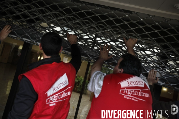Action des producteurs de lait devant le siege de bongrain a viroflay.