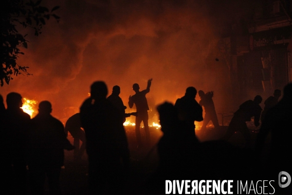 Affrontements sur la place tahrir entre les forces de l ordre et les revolutionnaires demandant que l armee cede le pouvoir.