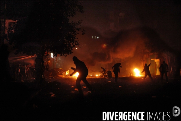 Affrontements sur la place tahrir entre les militaires et les revolutionnaires demandant que l armee cede le pouvoir.