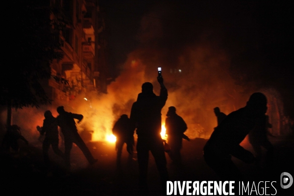 Affrontements sur la place tahrir entre les militaires et les revolutionnaires demandant que l armee cede le pouvoir.