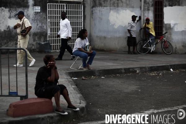 Rassemblement de soutient, devant le palais de la mutualite, afin d attendre la decision prise par les membres du lkp sur la suite du conflit social en guadeloupe.
