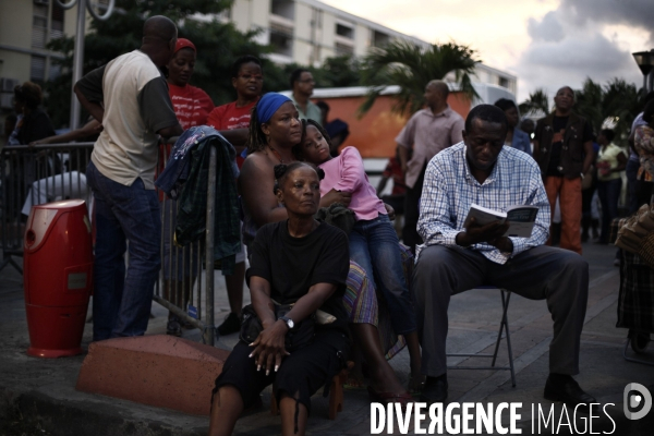 Rassemblement de soutient, devant le palais de la mutualite, afin d attendre la decision prise par les membres du lkp sur la suite du conflit social en guadeloupe.