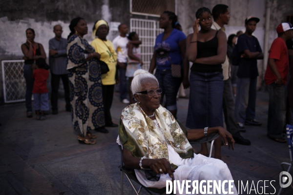 Rassemblement de soutient, devant le palais de la mutualite, afin d attendre la decision prise par les membres du lkp sur la suite du conflit social en guadeloupe.