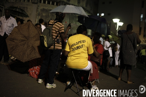Rassemblement de soutient, devant le palais de la mutualite, afin d attendre la decision prise par les membres du lkp sur la suite du conflit social en guadeloupe.