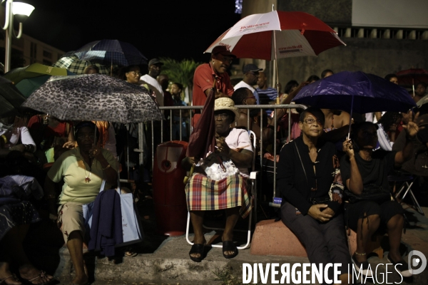 Rassemblement de soutient, devant le palais de la mutualite, afin d attendre la decision prise par les membres du lkp sur la suite du conflit social en guadeloupe.