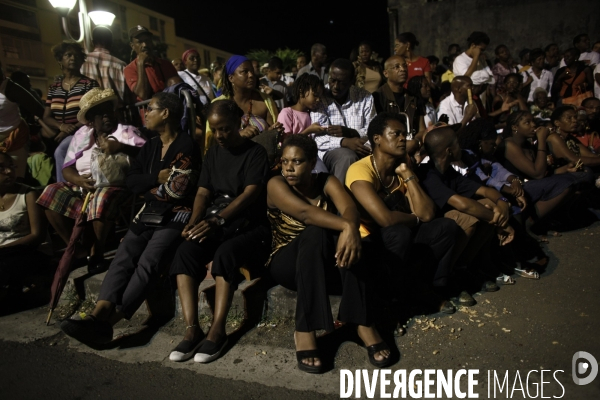 Rassemblement de soutient, devant le palais de la mutualite, afin d attendre la decision prise par les membres du lkp sur la suite du conflit social en guadeloupe.