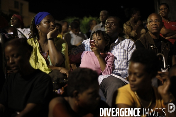 Rassemblement de soutient, devant le palais de la mutualite, afin d attendre la decision prise par les membres du lkp sur la suite du conflit social en guadeloupe.