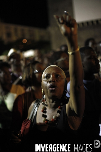 Rassemblement de soutient, devant le palais de la mutualite, afin d attendre la decision prise par les membres du lkp sur la suite du conflit social en guadeloupe.