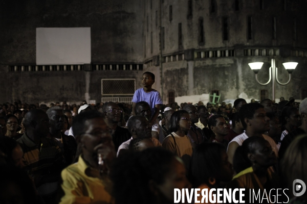 Rassemblement de soutient, devant le palais de la mutualite, afin d attendre la decision prise par les membres du lkp sur la suite du conflit social en guadeloupe.