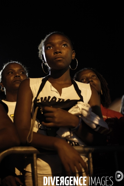 Rassemblement de soutient, devant le palais de la mutualite, afin d attendre la decision prise par les membres du lkp sur la suite du conflit social en guadeloupe.