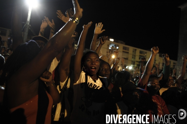 Rassemblement de soutient, devant le palais de la mutualite, afin d attendre la decision prise par les membres du lkp sur la suite du conflit social en guadeloupe.