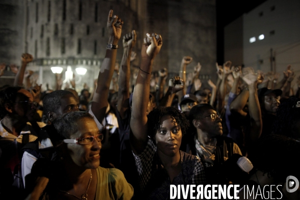 Rassemblement de soutient, devant le palais de la mutualite, afin d attendre la decision prise par les membres du lkp sur la suite du conflit social en guadeloupe.