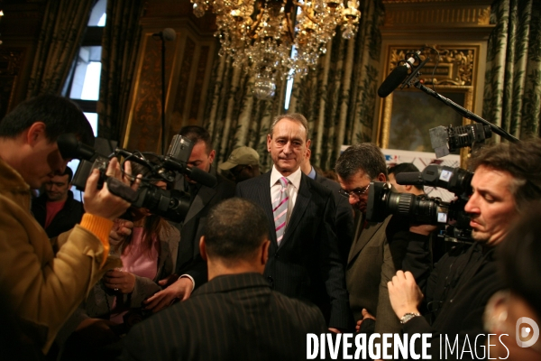 Le maire de paris, bertrand delanoe, adresse ses voeux a la presse, dans les salons de l hotel de ville.